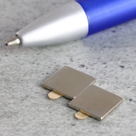 Neodymium blokmagneten rechthoekig, zelfklevend, vernikkeld 10 x 10 mm | 1 mm