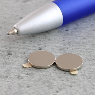 Neodymium magneetrondjes, zelfklevend, 10 mm x 1 mm, N35 