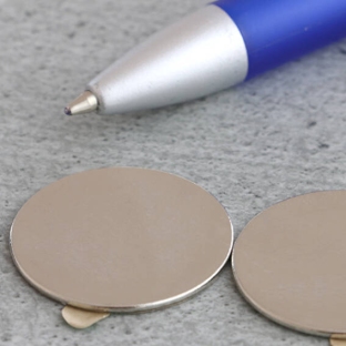 Neodymium magneetrondjes, zelfklevend, 25 mm x 1 mm, N35 