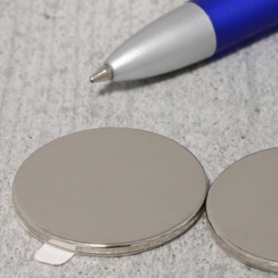 Neodymium magneetrondjes, zelfklevend, 30 mm x 2 mm, N35 