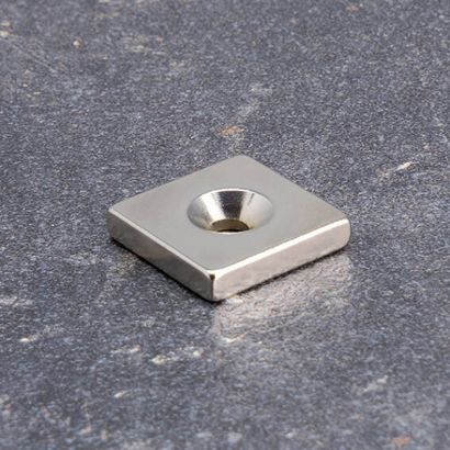 Neodymium magneten vierkant, met verzonken gat 20 x 20 mm